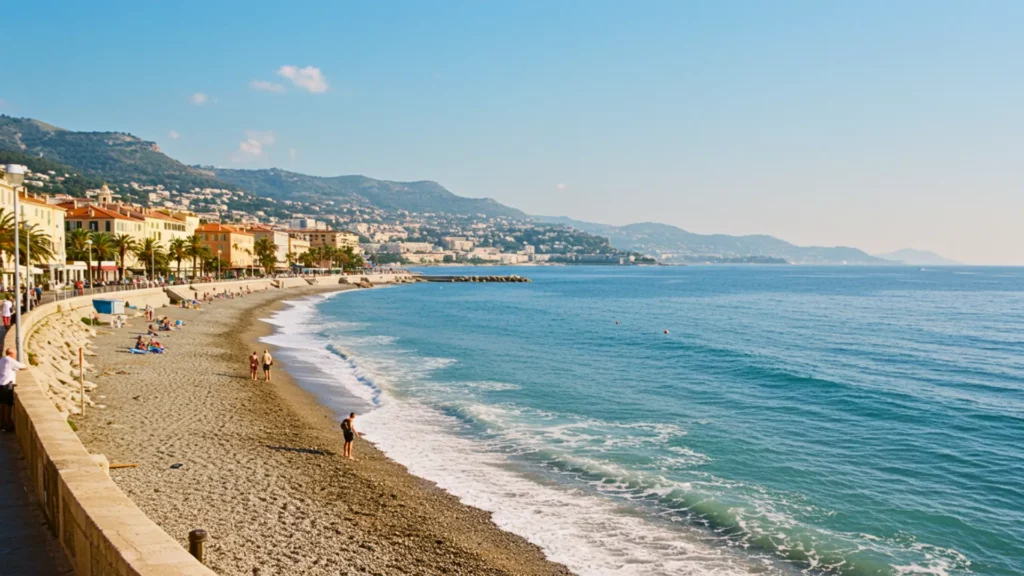 Plage méditerranéenne paisible avec ville côtière et mer calme illustrant le risque caché de tsunami