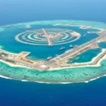 Île artificielle chinoise avec piste d’atterrissage construite sur un récif en mer de Chine méridionale