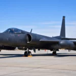 Avion espion U-2 Dragon Lady stationné au sol sur une base militaire
