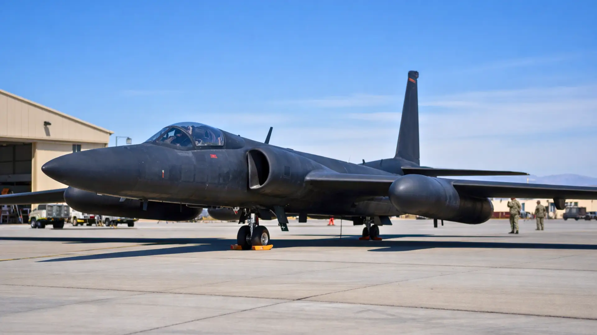 Avion espion U-2 Dragon Lady stationné au sol sur une base militaire