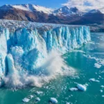 Chute massive de glace d’un glacier dans l’océan illustrant la fonte accélérée due au réchauffement climatique