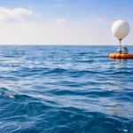 Ballon météorologique flottant sur l’océan pour étudier les échanges de CO₂ à la surface marine