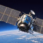 Satellite de communication en orbite basse au-dessus de la Terre avec une orientation instable