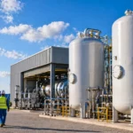 Centrale de stockage d’énergie à air liquide avec réservoirs givrés, ingénieurs et éoliennes