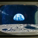 Vue à travers l'épais hublot d'un vaisseau spatial montrant la Terre bleue et blanche se levant au-dessus de la surface grise et cratérisée de la Lune.