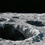 Vue du pôle sud de la Lune avec de grands cratères plongés dans l’ombre permanente, entourés de régolithe gris et de fins dépôts cristallins évoquant du givre.