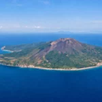Vue aérienne par drone d’une île volcanique dans la caldeira de Kikai au Japon, entourée par l’océan