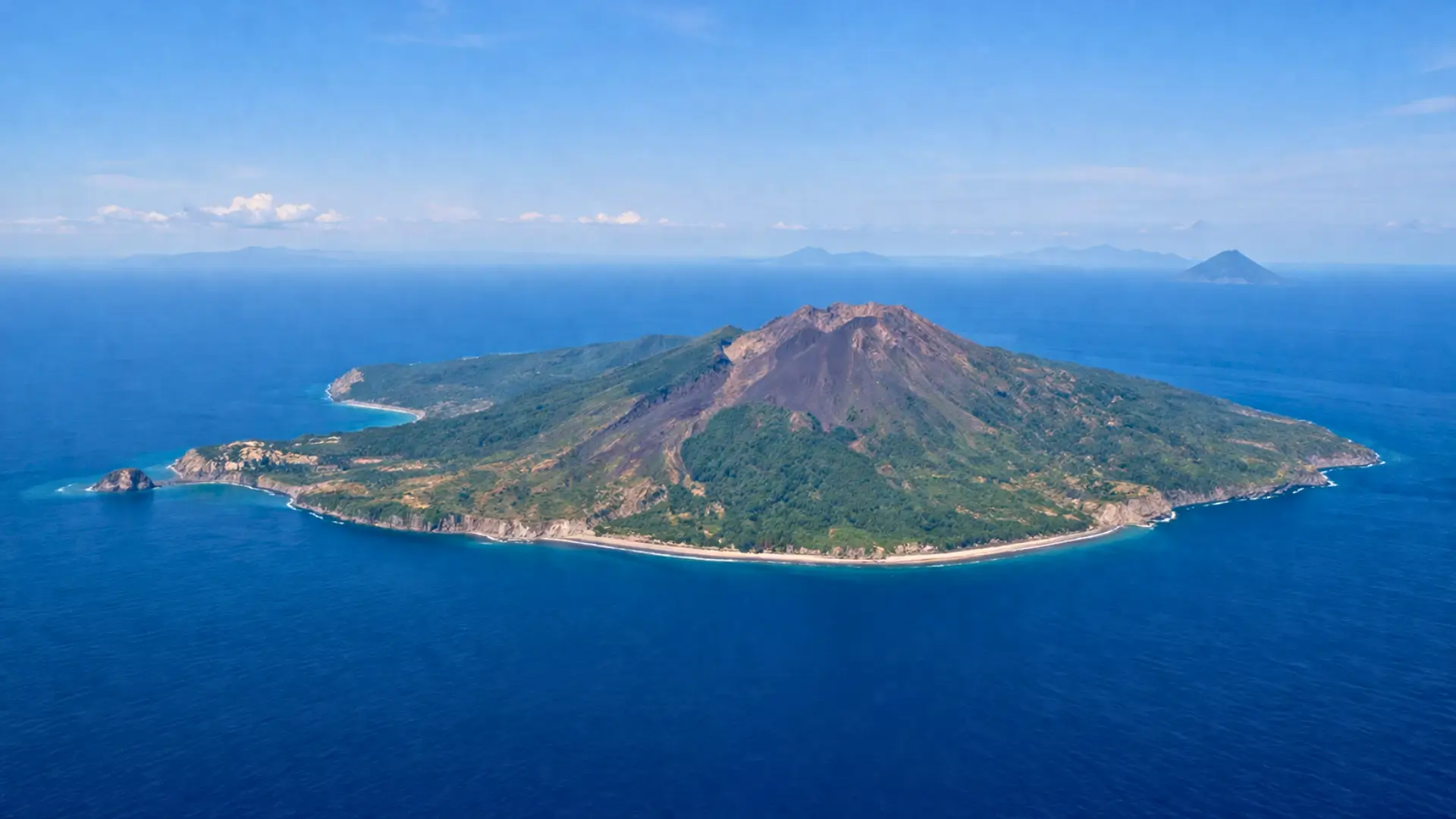 Vue aérienne par drone d’une île volcanique dans la caldeira de Kikai au Japon, entourée par l’océan