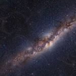 La Voie lactée traverse un ciel nocturne profond, avec une structure lumineuse très subtile évoquant un superamas de galaxies.