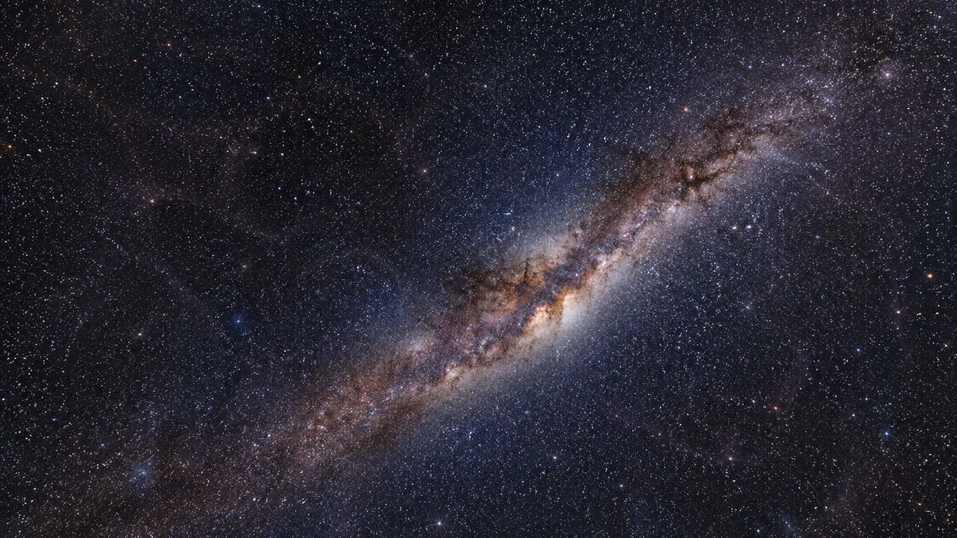 La Voie lactée traverse un ciel nocturne profond, avec une structure lumineuse très subtile évoquant un superamas de galaxies.