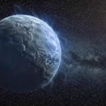 Illustration réaliste de l’objet glacé 2002 XV93 dans la ceinture de Kuiper avec une fine atmosphère visible dans l’espace profond