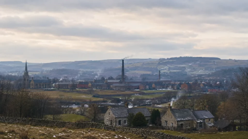 Paysage industriel hivernal du XIXe siècle avec légères fumées de charbon sous un ciel nuageux en Europe rurale