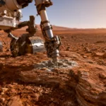Le rover Curiosity fore une roche ancienne sur Mars pour analyser des molécules organiques potentiellement liées aux origines de la vie.