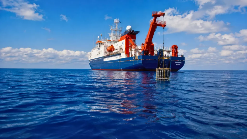 Navire scientifique analysant les eaux du Pacifique Sud pour étudier la pollution invisible au zinc d’origine industrielle