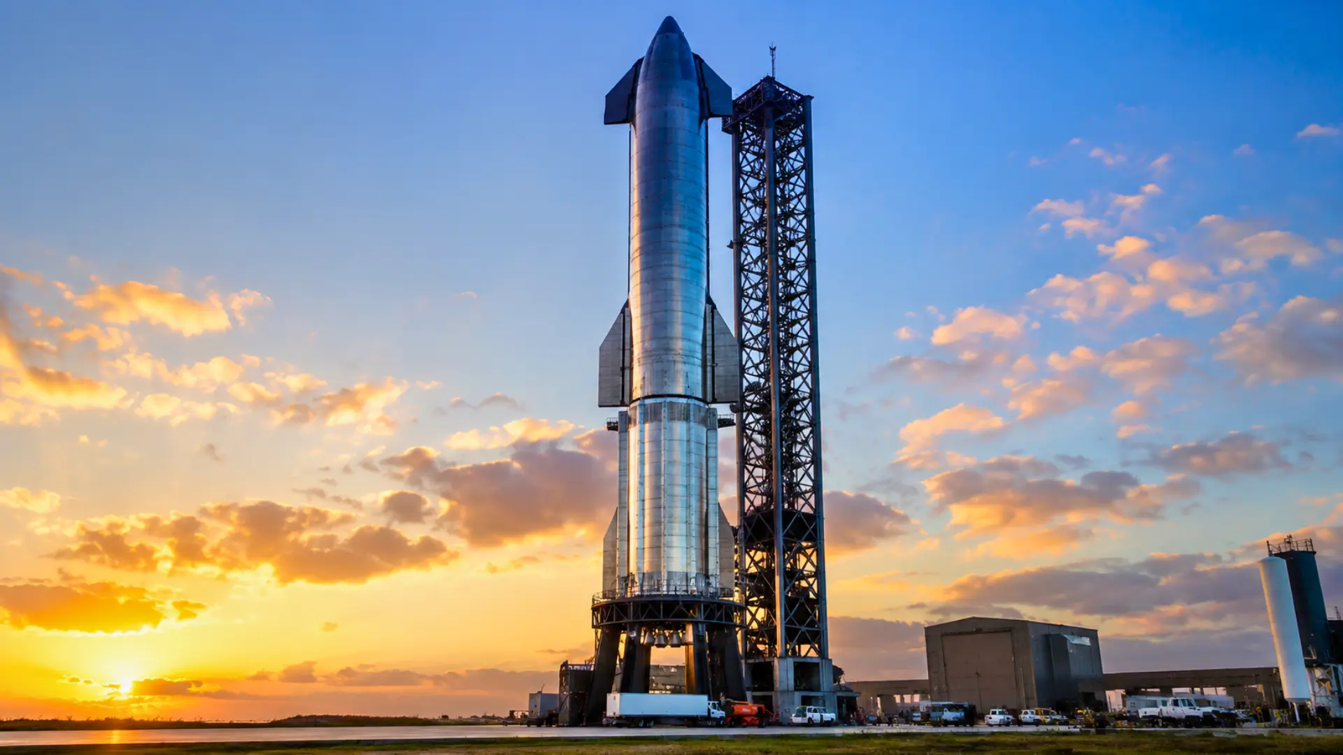 Le Starship V3 de SpaceX sur son pas de tir à Starbase au Texas au lever du soleil