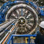 Grand détecteur de collisionneur dans un hall industriel de recherche nucléaire