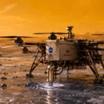 Drone scientifique sans marquage posé sur un sol glacé sombre évoquant Titan.