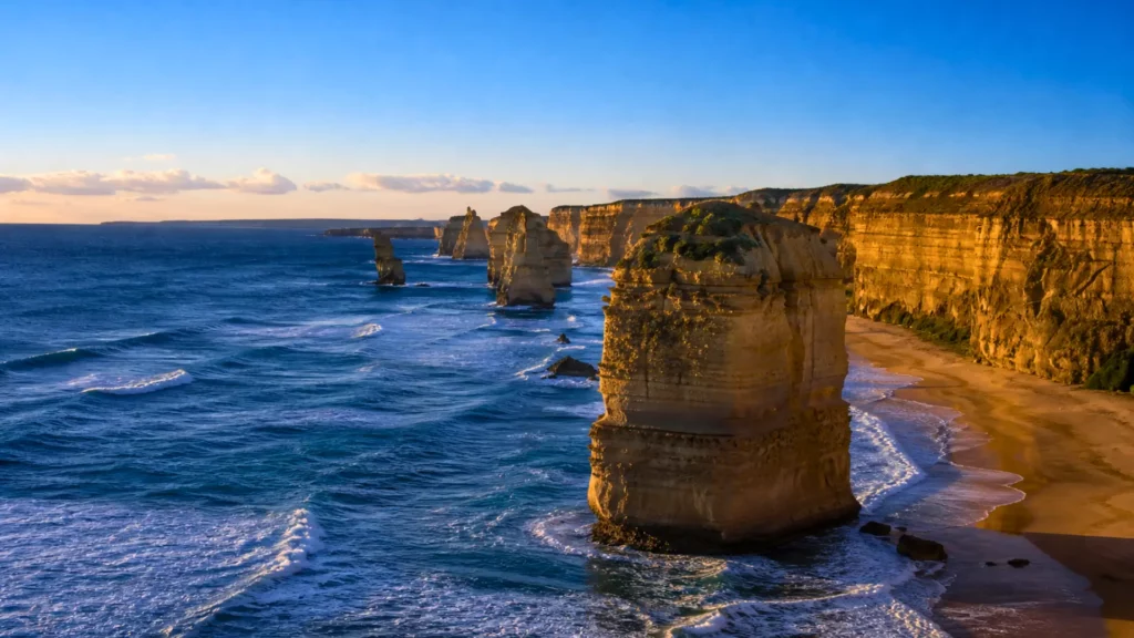 Falaises des Douze Apôtres en Australie au coucher du soleil avec piliers rocheux et vagues océaniques