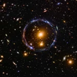 Anneau gravitationnel lumineux entourant une galaxie massive au milieu de milliers de galaxies observées par le télescope spatial Euclid
