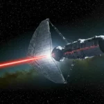 Vaisseau spatial équipé d’une voile propulsé par un faisceau lumineux dans l’espace