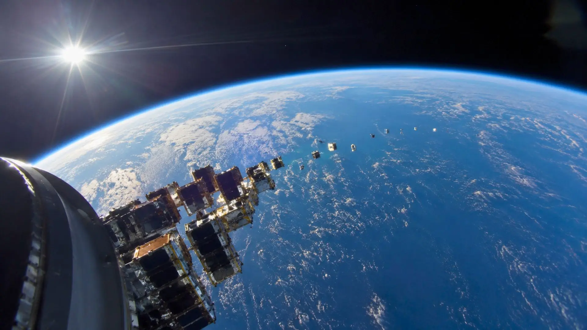 Satellites de communication se séparant au-dessus de la Terre bleue en orbite basse.