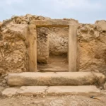 Vestiges d’un seuil romain en pierre sur un site archéologique espagnol
