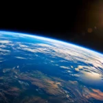 Vue réaliste de la Terre depuis l’espace, avec son atmosphère bleue éclairée par le Soleil.
