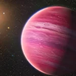 Exoplanète rose GJ504b flottant dans l’espace près d’une étoile brillante, avec des bandes nuageuses visibles dans son atmosphère.