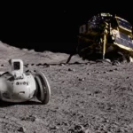 Mini rover japonais SORA-Q déployé sur le sol lunaire, avec l’atterrisseur SLIM visible en arrière-plan.