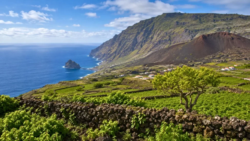 Paysage volcanique côtier d’El Hierro avec vignobles, falaises et océan Atlantique.