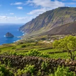 Paysage volcanique côtier d’El Hierro avec vignobles, falaises et océan Atlantique.