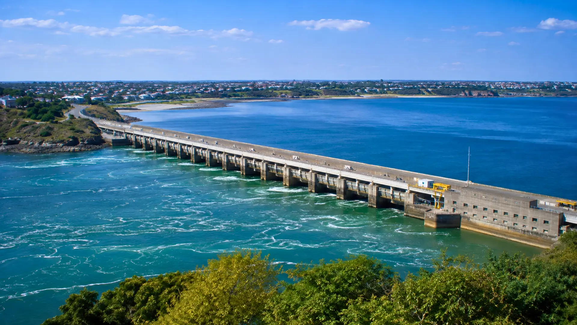 Vue aérienne de la centrale marémotrice de la Rance reliant les rives entre Saint-Malo et Dinard, avec l’estuaire et les eaux de marée.