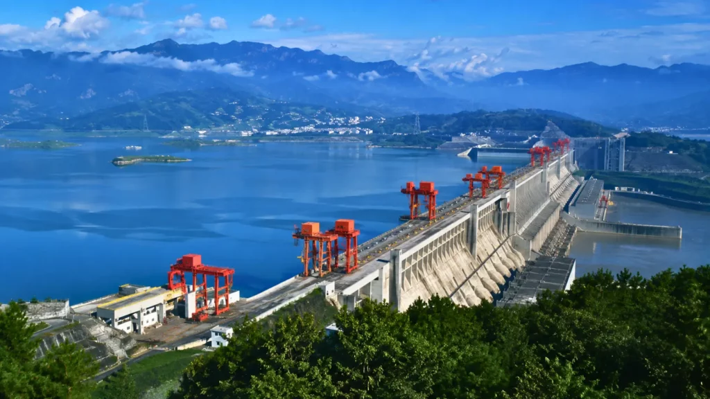 Vue panoramique réaliste du barrage des Trois Gorges en Chine, avec son immense réservoir entouré de montagnes.