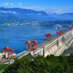 Vue panoramique réaliste du barrage des Trois Gorges en Chine, avec son immense réservoir entouré de montagnes.