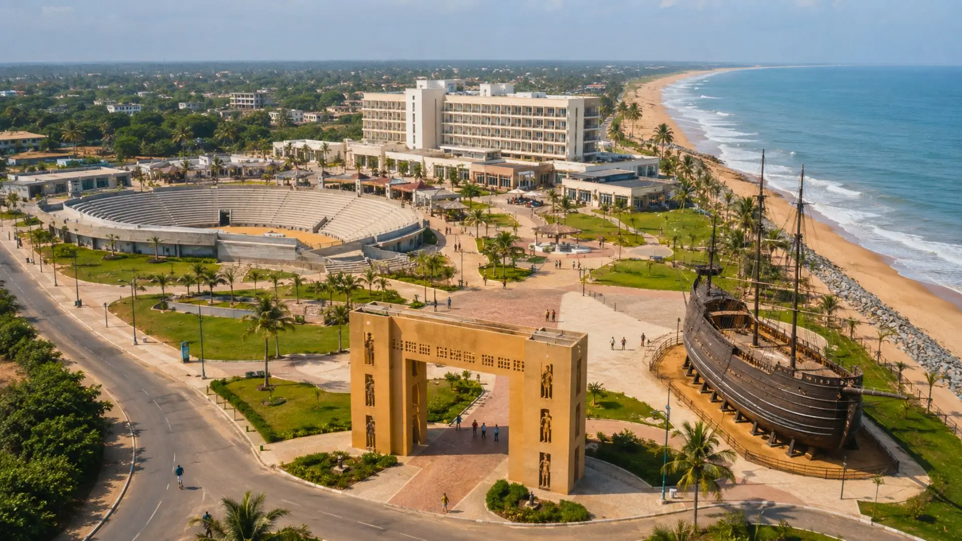 Complexe touristique côtier à Ouidah avec plage, amphithéâtre et navire historique.
