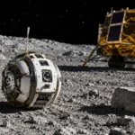 Petit robot sphérique autonome sur le sol lunaire près d’un atterrisseur incliné.