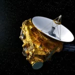 La sonde New Horizons flotte seule dans l’espace profond, orientant son antenne vers les étoiles lointaines.
