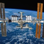 Vue réaliste de la Station spatiale internationale en orbite au-dessus de la Terre, illustrant les tensions autour de la fuite du module russe Zvezda.
