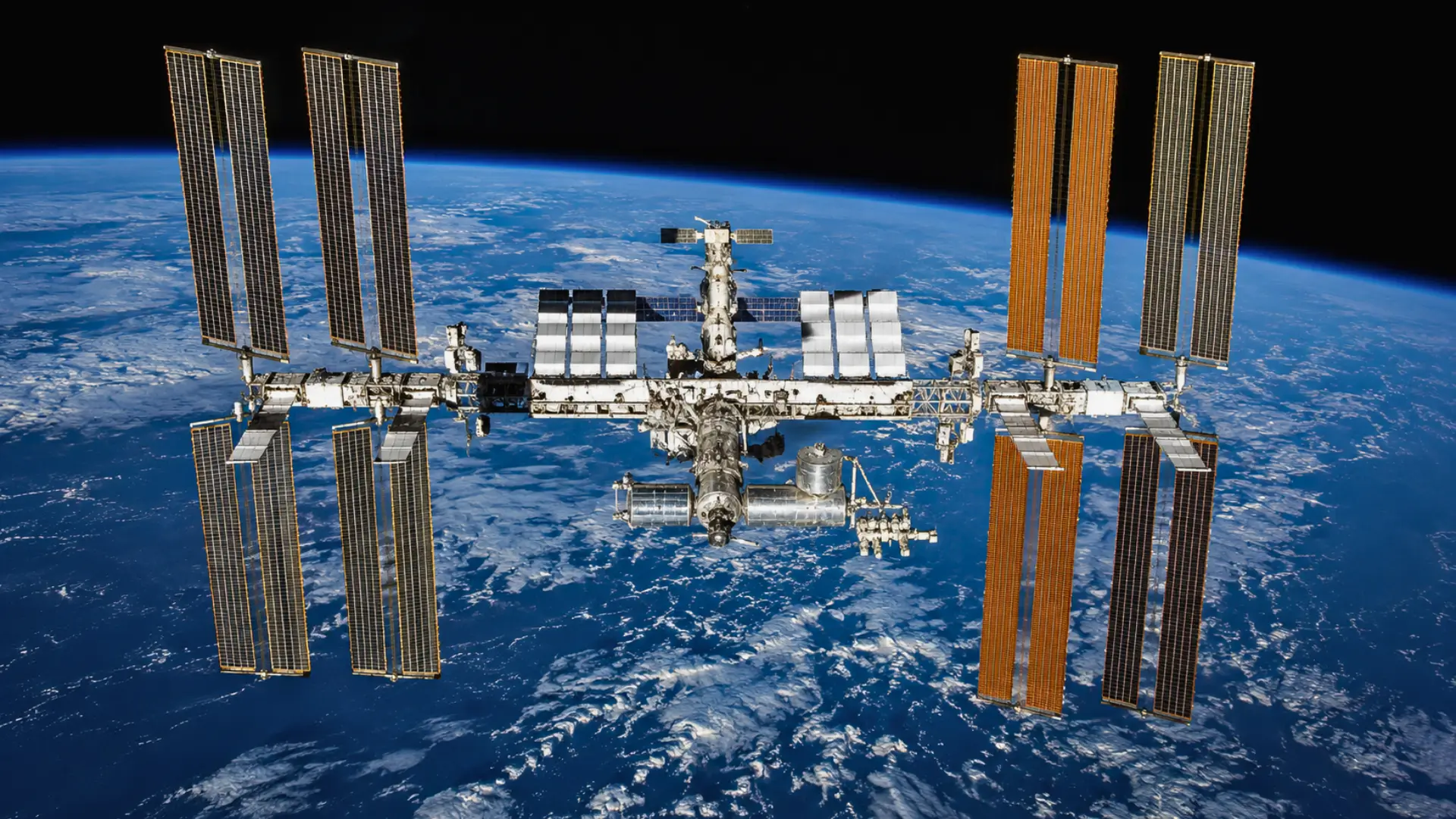 Vue réaliste de la Station spatiale internationale en orbite au-dessus de la Terre, illustrant les tensions autour de la fuite du module russe Zvezda.