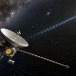 La sonde Voyager 1 dérive dans l’espace profond, reliée symboliquement à la Terre par un signal lumineux lointain.