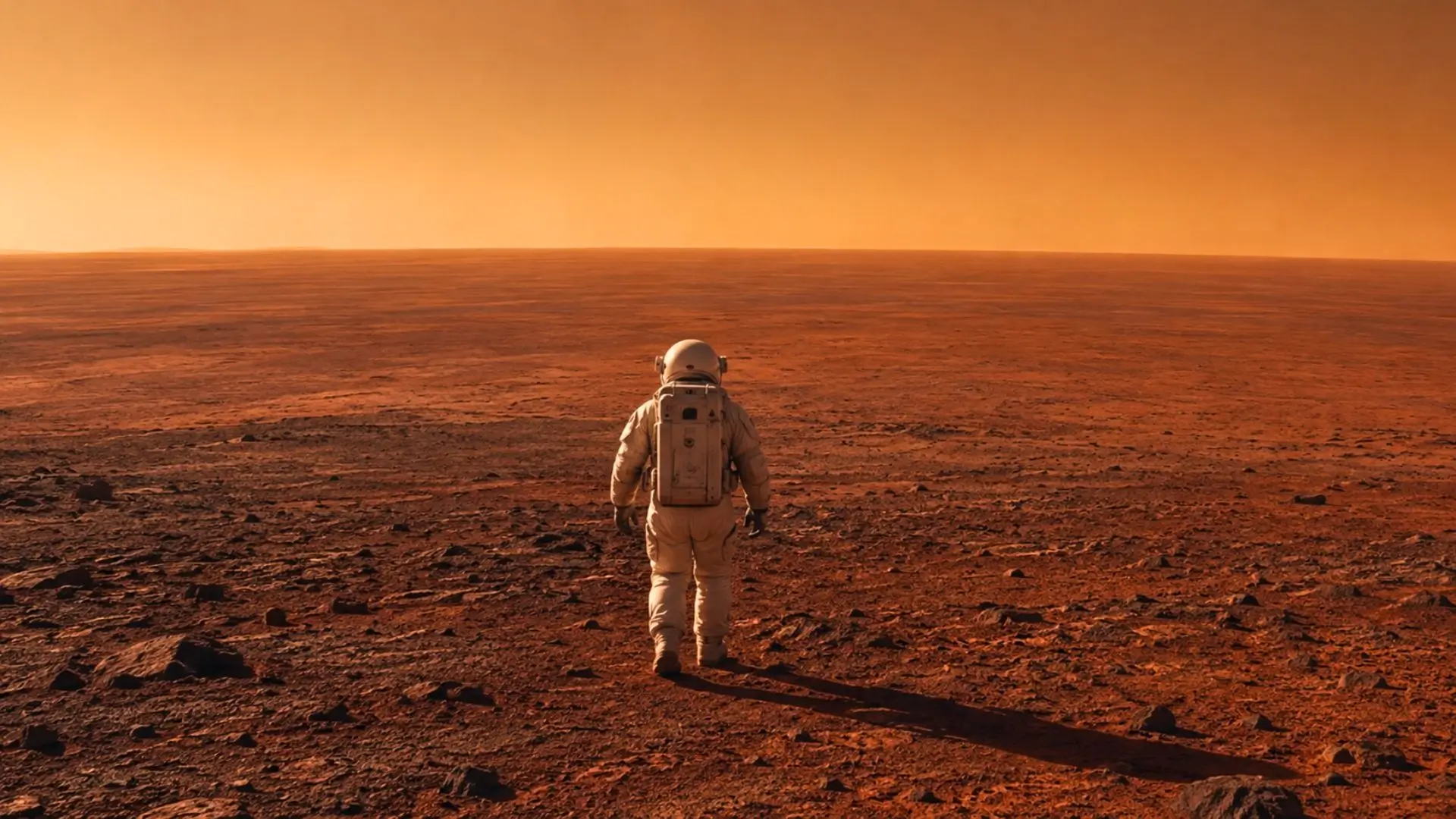 Un astronaute marche seul sur la surface rouge et presque plane d’Olympus Mons, face à un horizon martien brumeux.