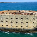 Vue aérienne réaliste de Fort Boyard au large de la Charente-Maritime, entouré par les eaux de l’Atlantique.