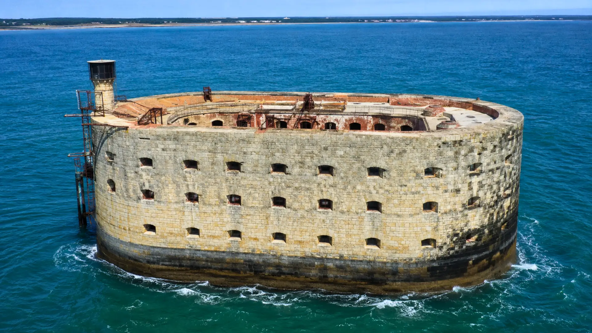 Vue aérienne réaliste de Fort Boyard au large de la Charente-Maritime, entouré par les eaux de l’Atlantique.