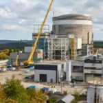 Vue du chantier de démantèlement de la centrale nucléaire de Brennilis, avec le bâtiment réacteur, des grues et des ouvriers.