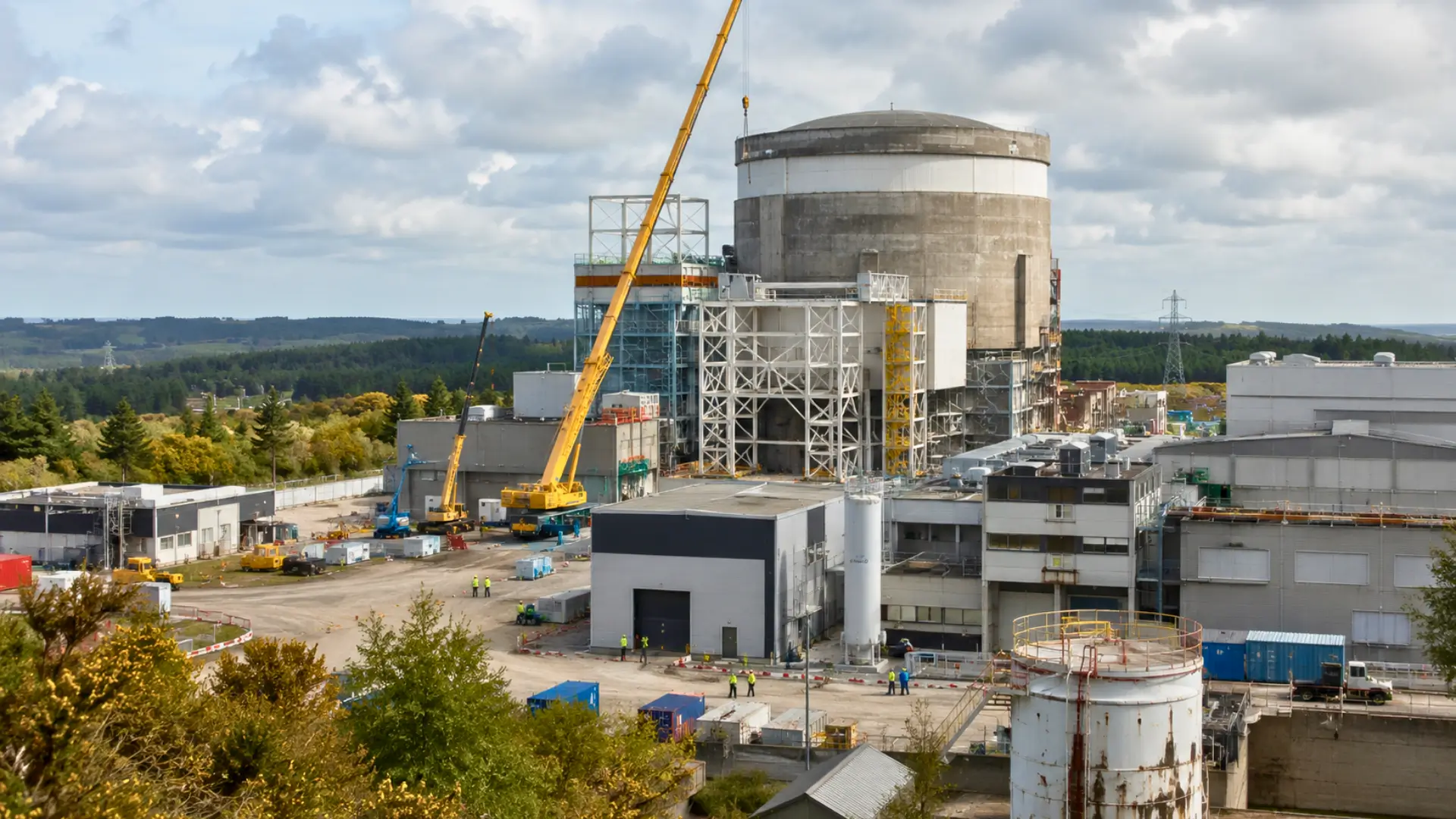 Vue du chantier de démantèlement de la centrale nucléaire de Brennilis, avec le bâtiment réacteur, des grues et des ouvriers.