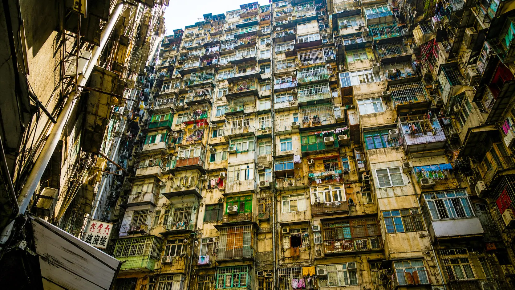 Façade vertigineuse de la cité fortifiée de Kowloon, où des centaines de logements s’entassaient dans un espace extrêmement dense à Hong Kong.