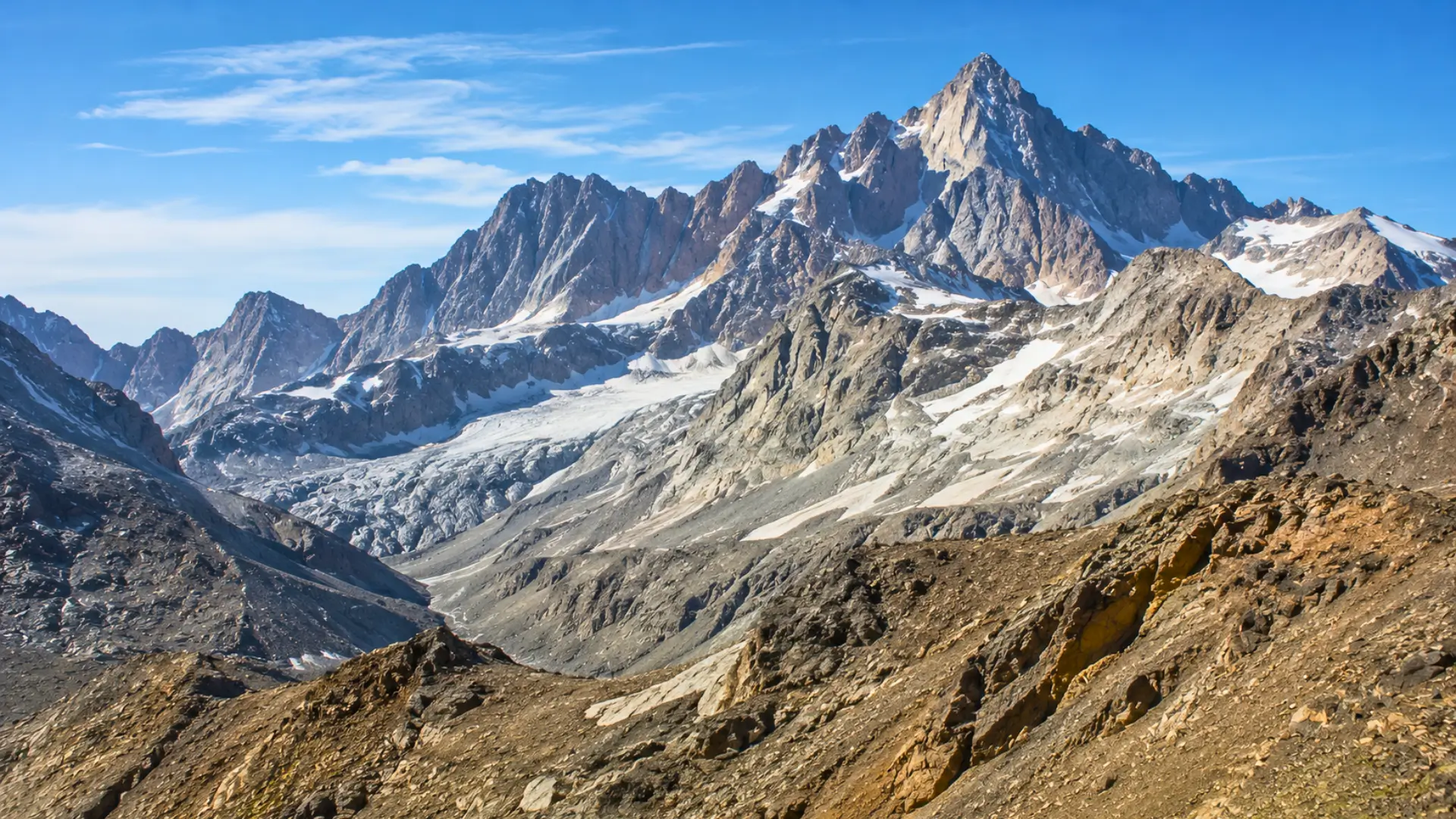 Vue réaliste des sommets rocheux et des glaciers du massif des Écrins dans les Hautes-Alpes, avec des pentes minérales fragilisées par le réchauffement.
