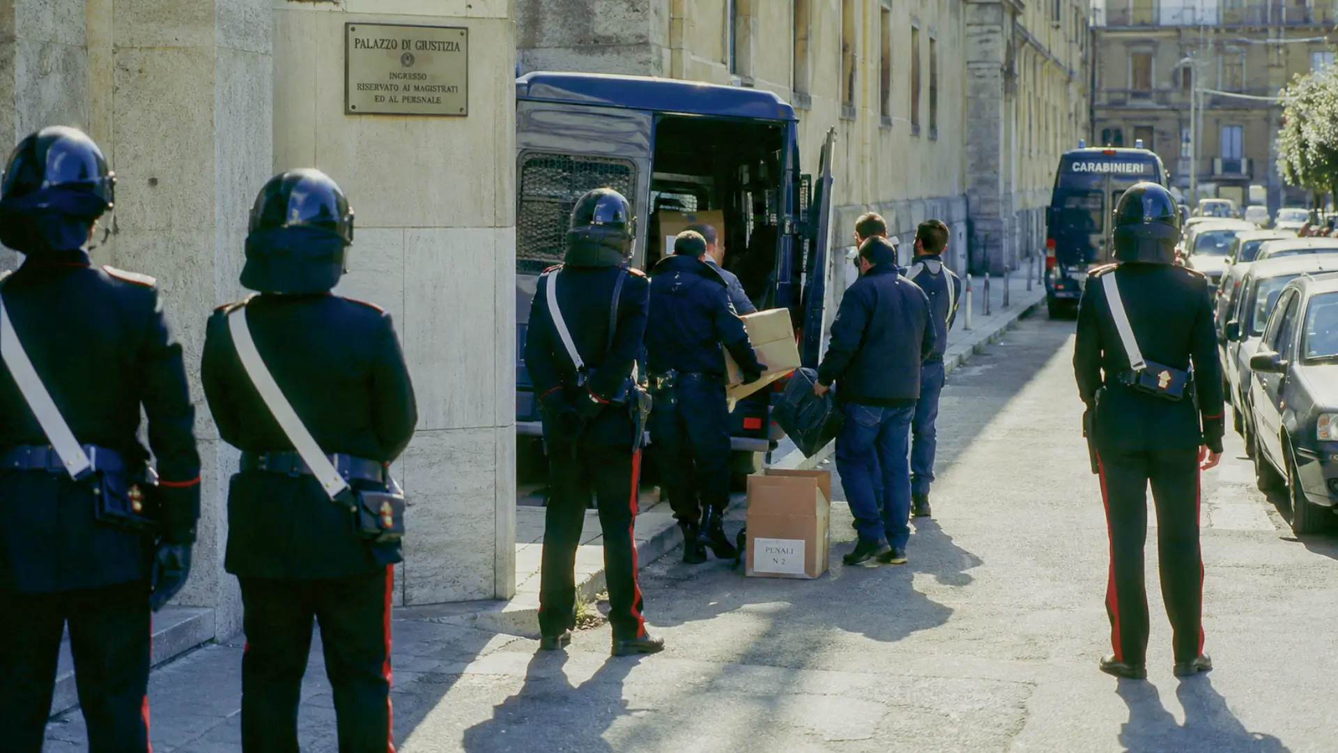 Carabiniers sécurisant une opération devant le palais de justice de Palerme lors de la lutte contre Cosa Nostra.