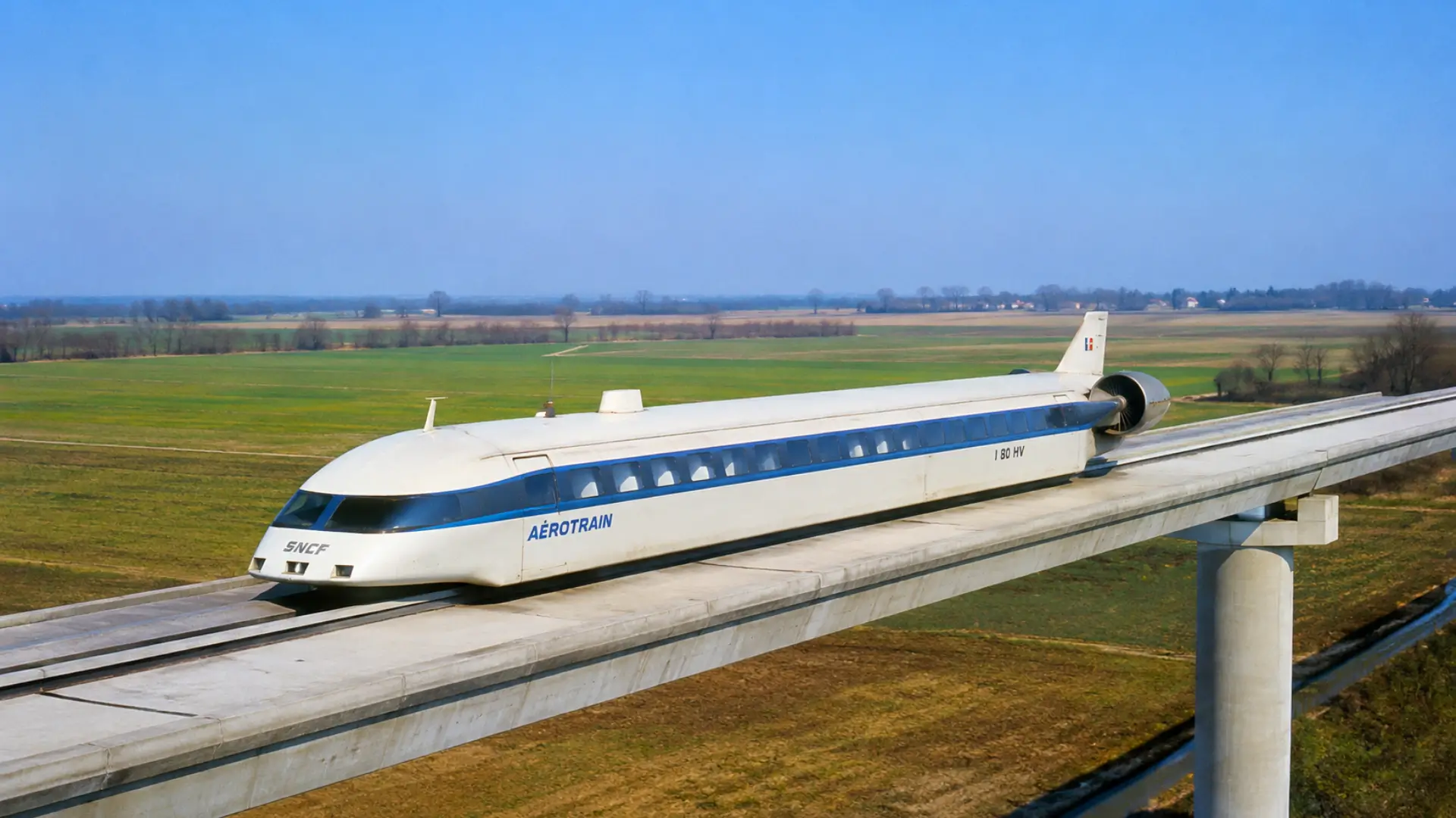 Aérotrain I80-HV circulant sur le viaduc d’essai en béton au-dessus des champs du Loiret.
