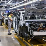 Chaîne de production de voitures électriques dans une usine automobile française moderne